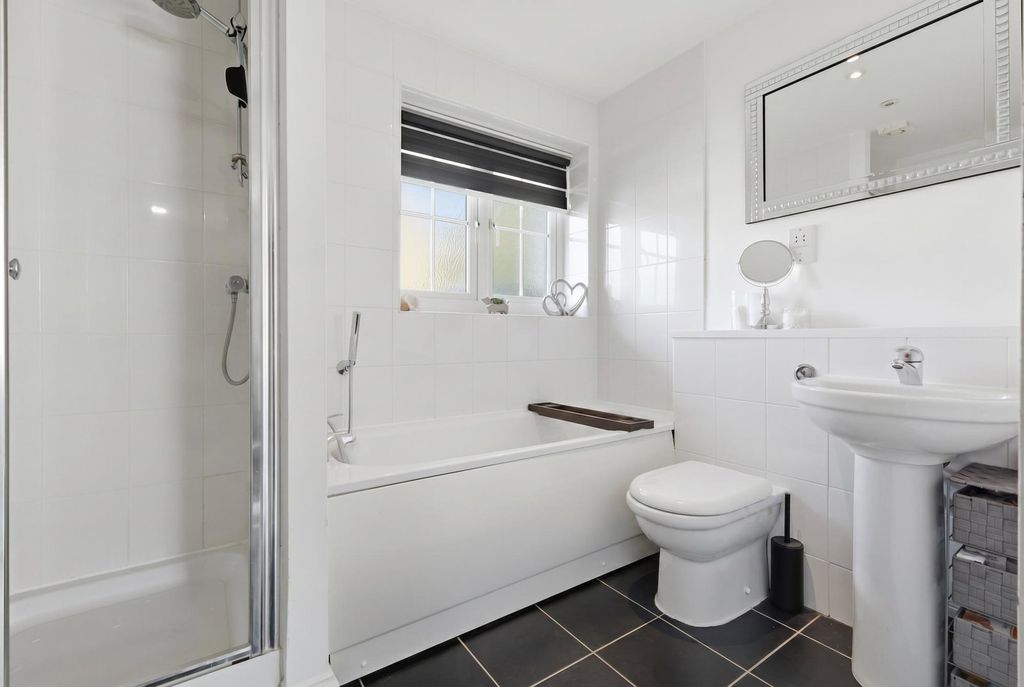 Additional image 8 of 2 bed flat for saleHampton Court, Basildon SS15