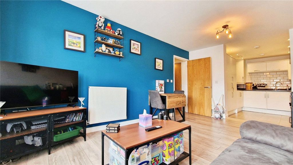 2 bed flat for saleLondon Road, Binfield, Bracknell, Berkshire RG42 photo 2