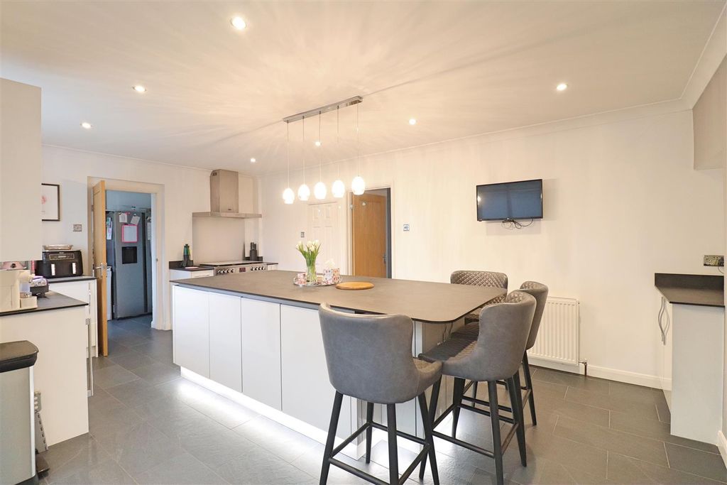 4 bed semi-detached house for saleAetheric Road, Braintree CM7 photo 5
