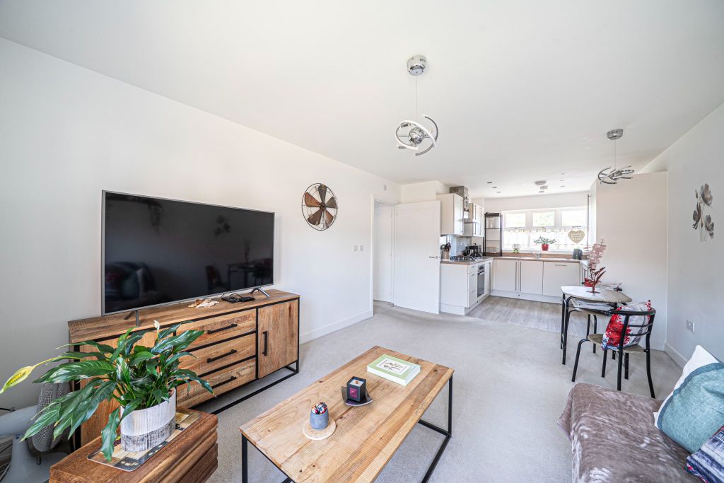 2 bed flat for saleDraper Close, Andover SP11 photo 3
