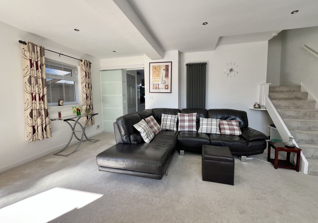 3 bed semi-detached house for saleSt. Davids Close, Bulwark, Chepstow NP16 photo 4