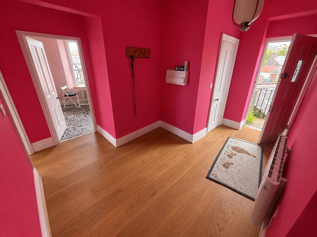 3 bed flat for saleThe Square, Tregaron SY25 photo 5