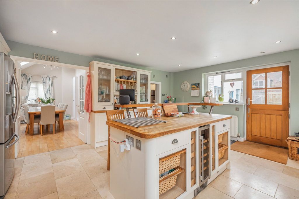 6 bed detached house for salePreston Candover, Basingstoke, Hampshire RG25 photo 4