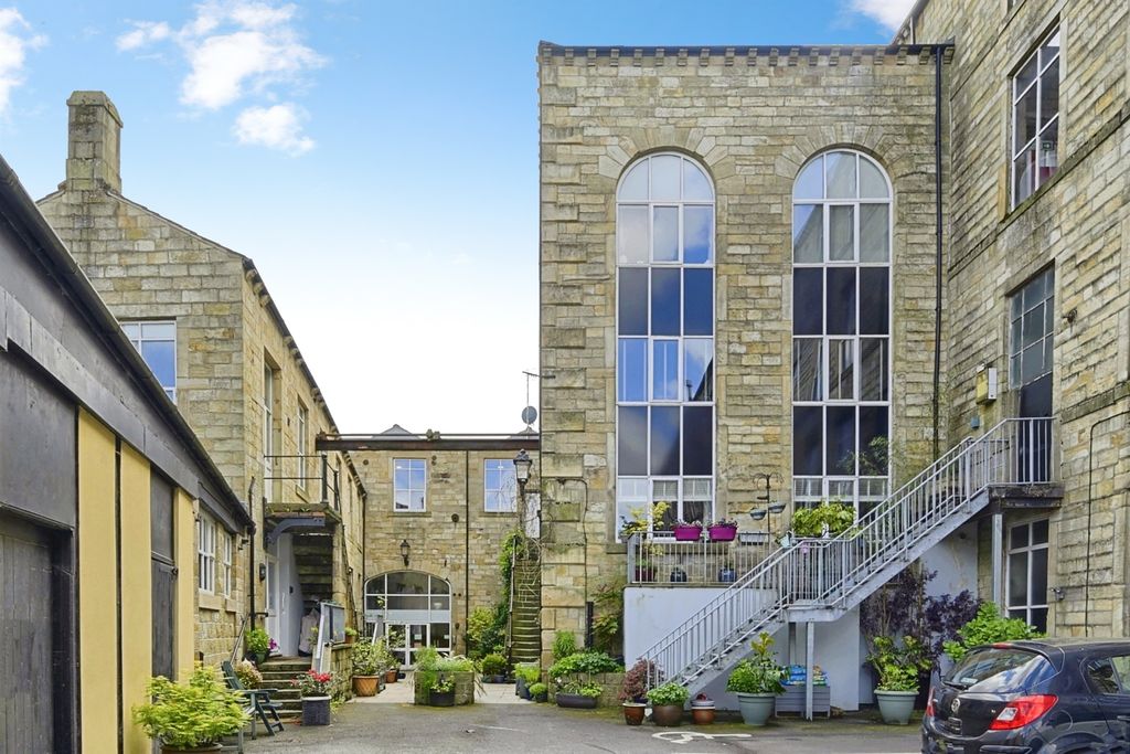 2 bed flat for saleHollins Road, Todmorden OL14