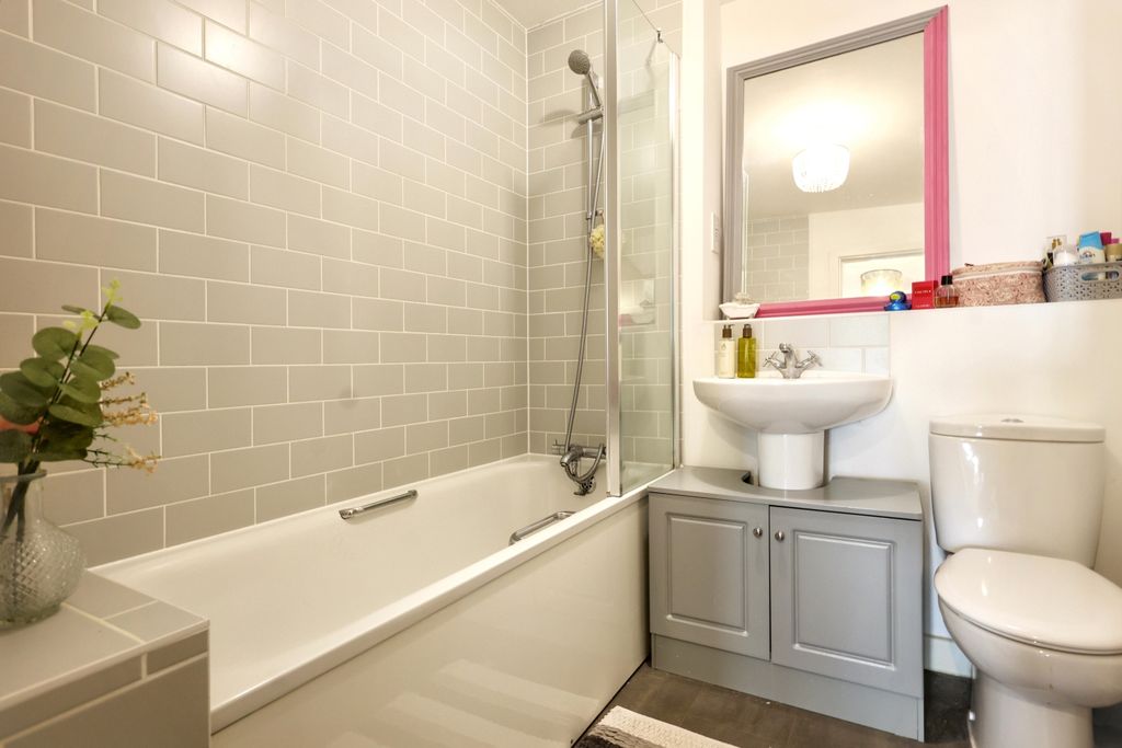 Additional image 10 of 2 bed flat for sale21 Hop House Furrow Crescent, Curbridge, Witney OX29