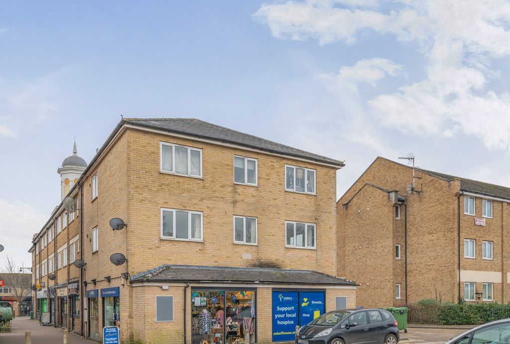 2 bed flat for saleThe Tower Centre Alvescot Road, Carterton, Oxfordshire OX18