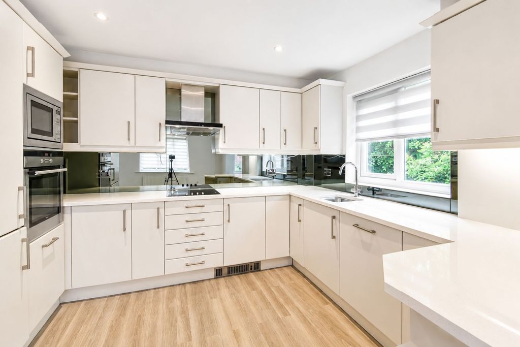 Additional image 4 of 2 bed flat for saleHeyes Lane, Alderley Edge SK9