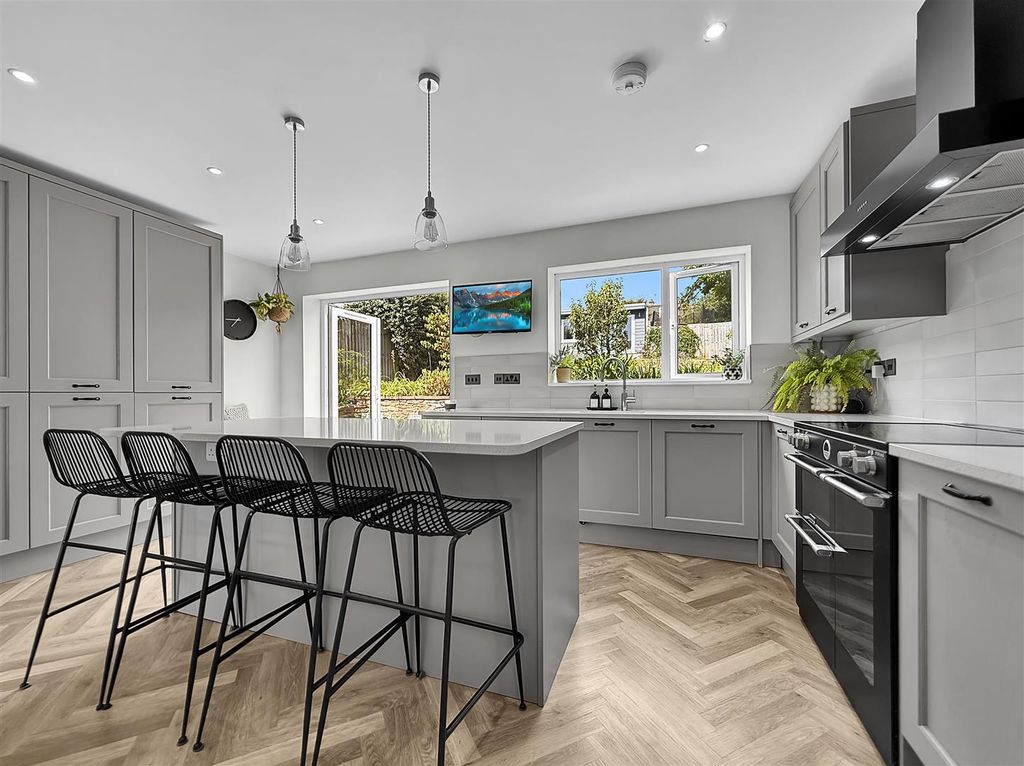 4 bed detached house for saleNorthfields Lane, Brixham TQ5 photo 2