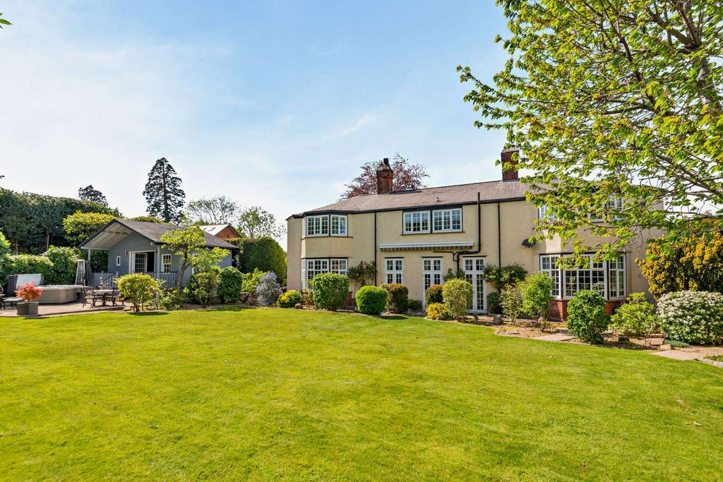 5 bed detached house for saleLondon Road, Bagshot, Surrey GU19