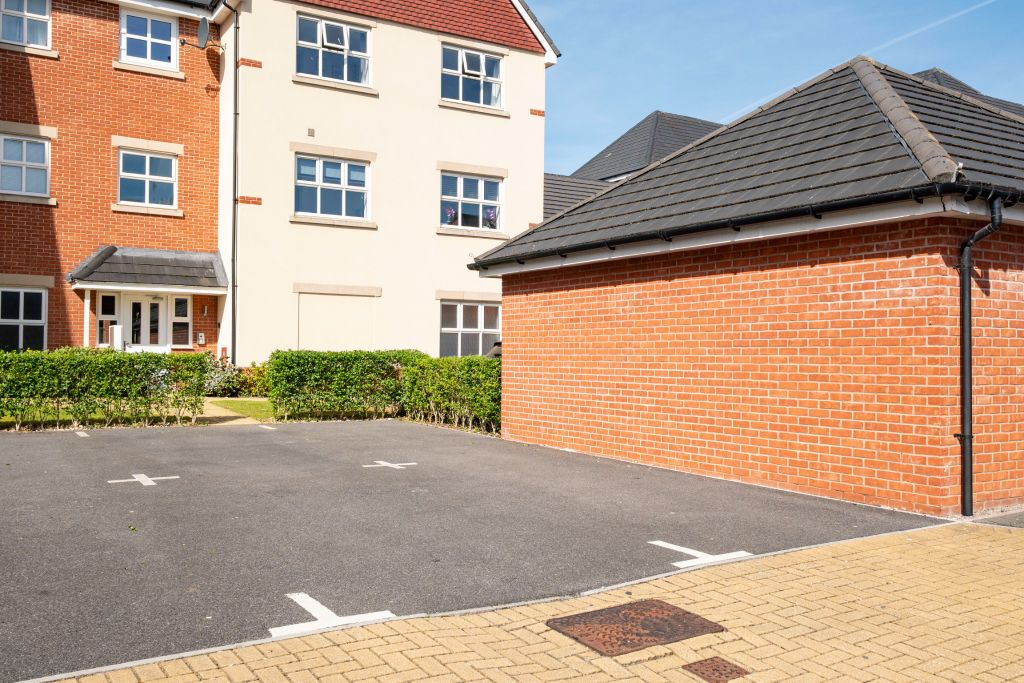 2 bed flat for saleDraper Close, Andover SP11 photo 2