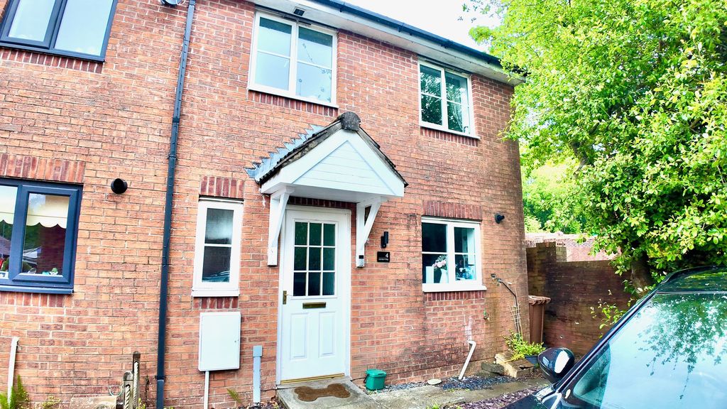 3 bed semi-detached house for saleBlackwood NP12