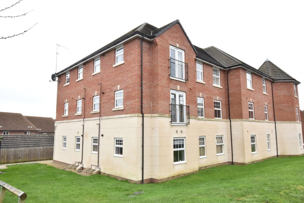 2 bed flat for salePeach Pie Street, Wincanton, Somerset BA9