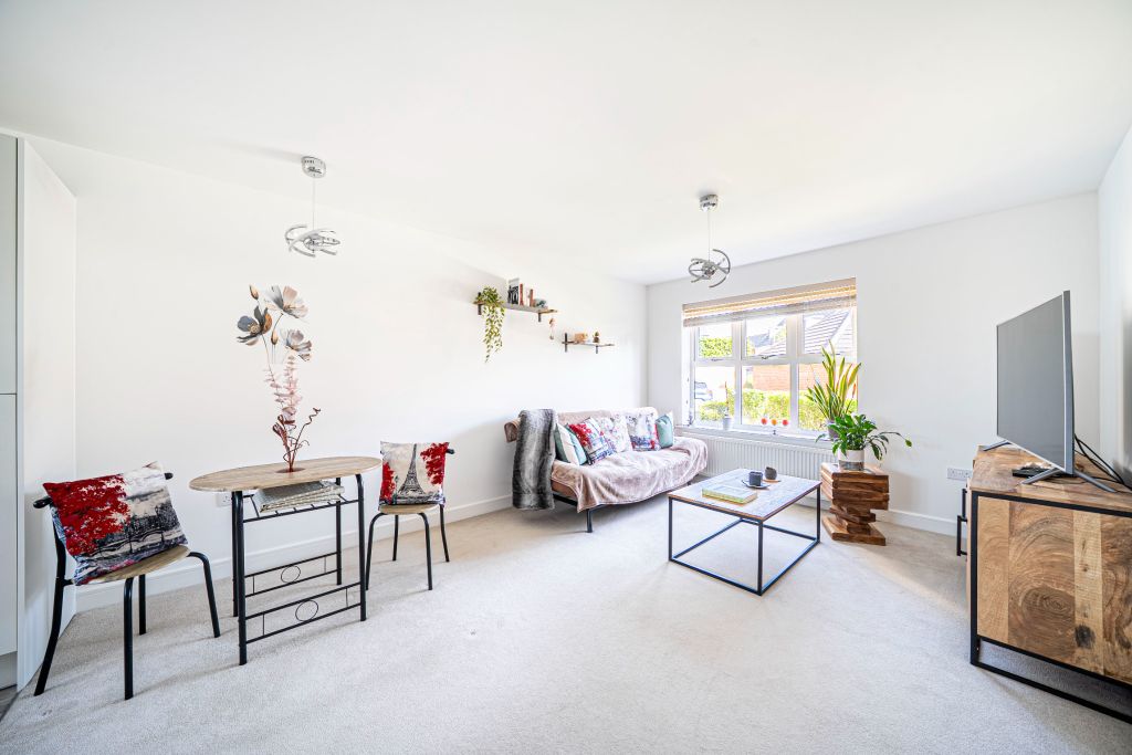 2 bed flat for saleDraper Close, Andover SP11 photo 5
