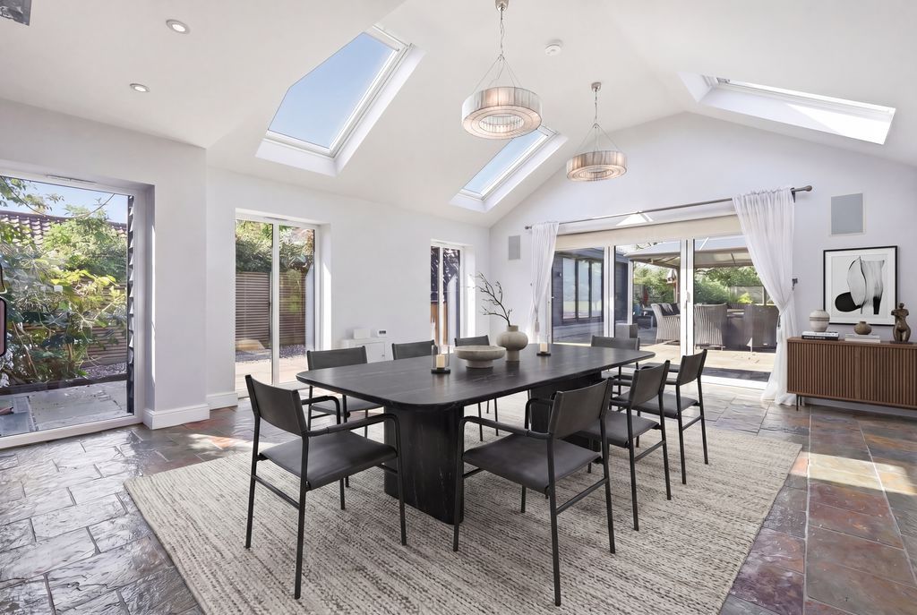 5 bed barn conversion for saleThe Barn, Church Street, Billericay CM11 photo 5