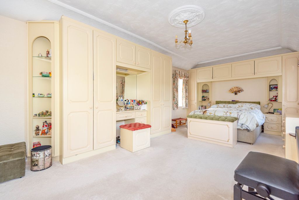 Additional image 24 of 4 bed detached bungalow for saleRiverside Avenue, Broxbourne EN10
