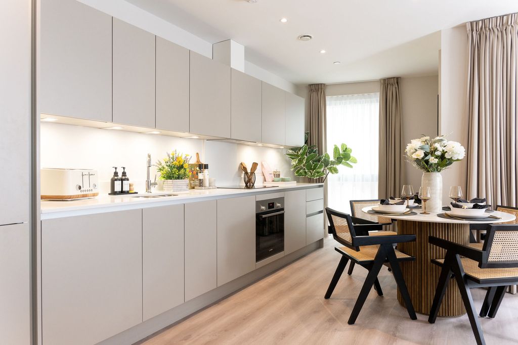2 bed flat for sale22, Capital Interchange Way, Brentford TW8 photo 4
