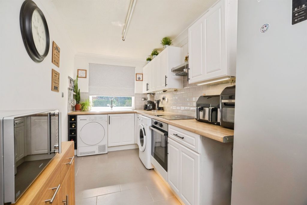2 bed flat for saleHighfield Road, Middlesbrough TS4 photo 2