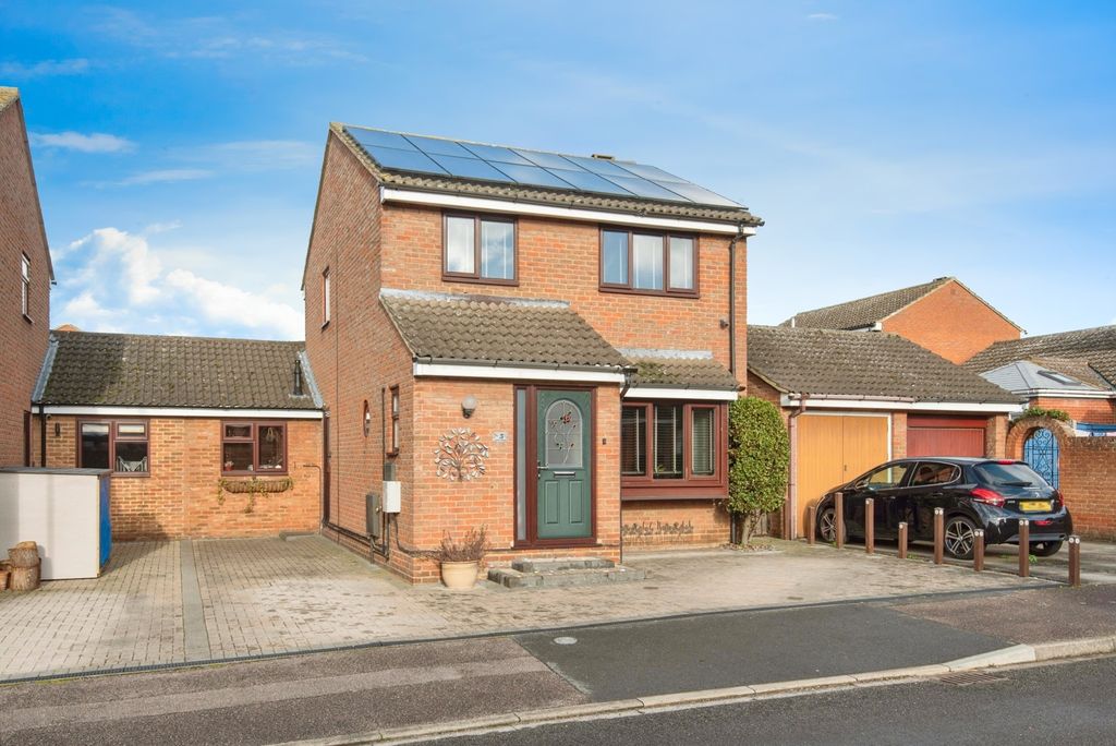 3 bed link detached house for saleJubilee Gardens, Biggleswade, Bedfordshire SG18