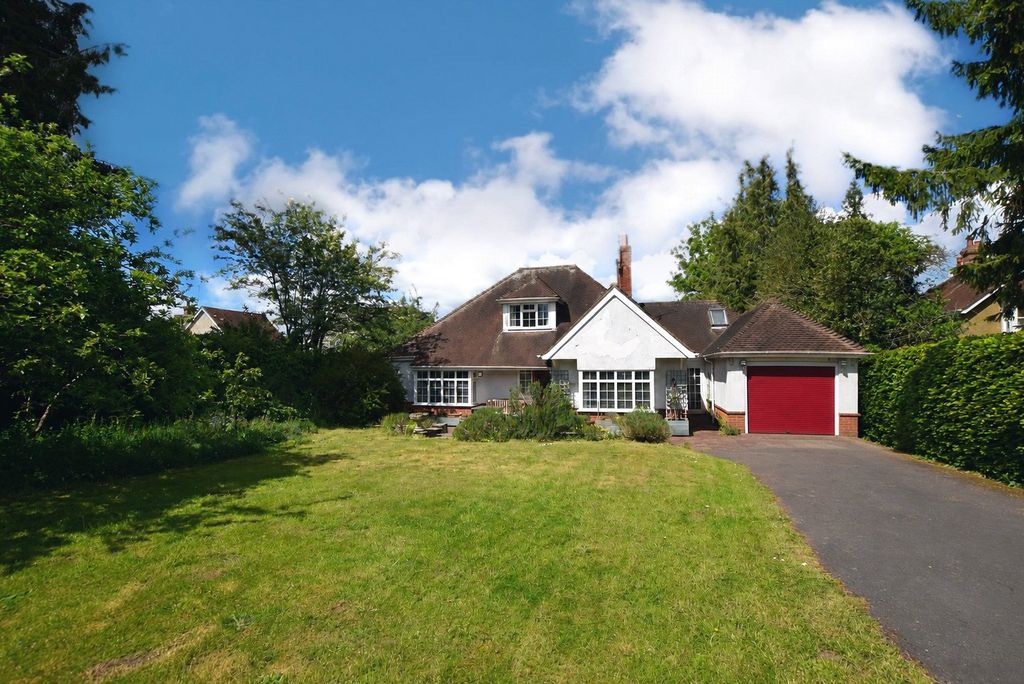 3 bed bungalow for saleQueens Road, Alton, Hampshire GU34