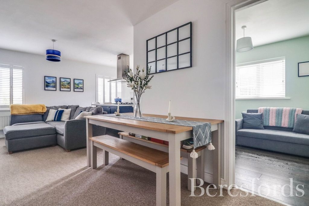2 bed flat for salePanfield Lane, Braintree CM7 photo 4