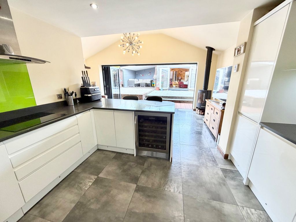 4 bed bungalow for saleNuthatch Drive, Brierley Hill DY5 photo 4