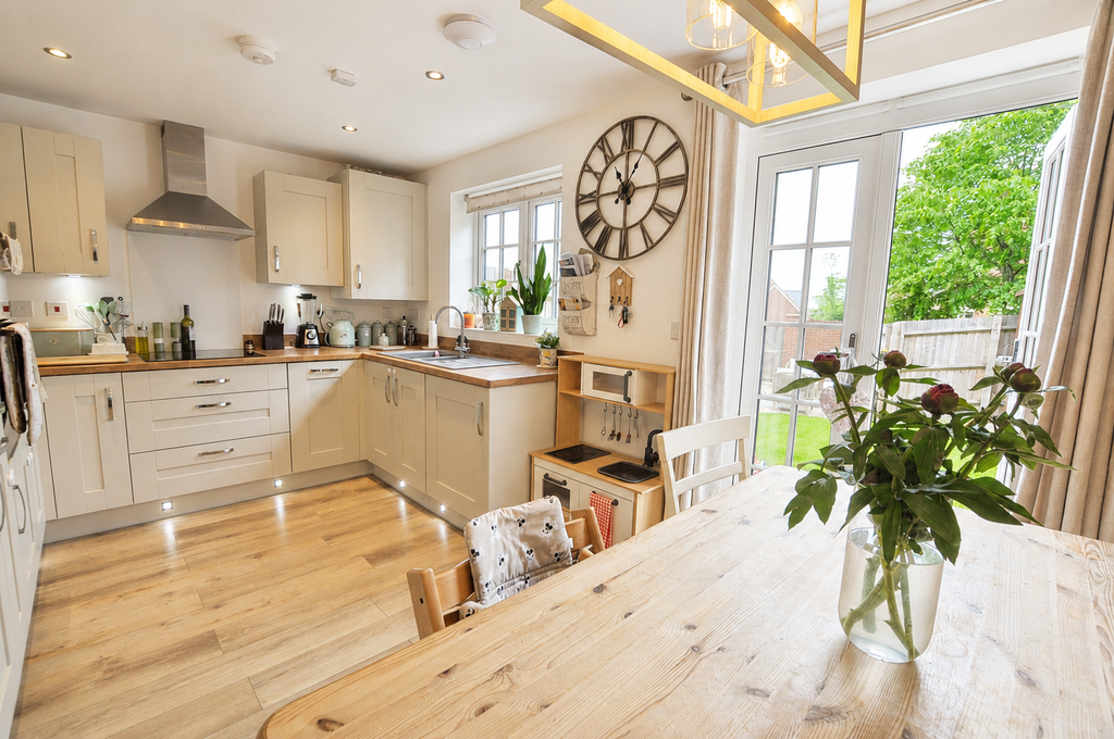 3 bed end terrace house for salePoppyfields Way, Brackley, West Northamptonshire NN13 photo 4