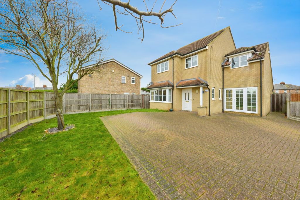 4 bed detached house for saleRowan Crescent, Biggleswade SG18
