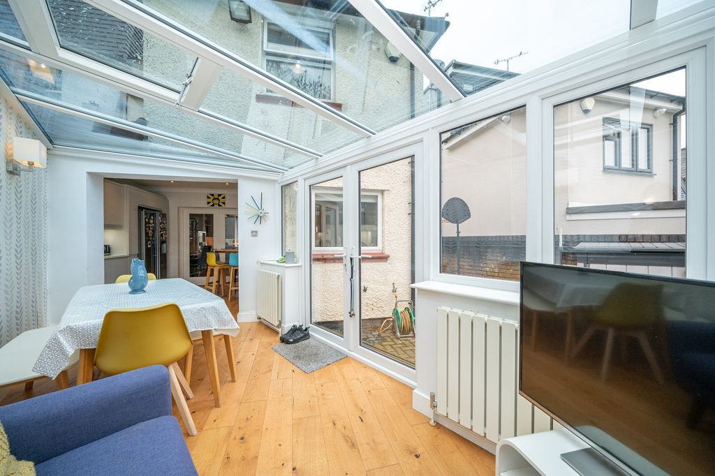 Additional image 4 of 4 bed semi-detached house for saleWoodlands Avenue, Berkhamsted HP4