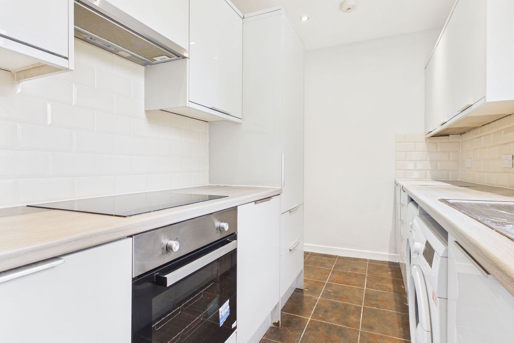 1 bed flat for saleBrown Street, Carluke ML8 photo 5
