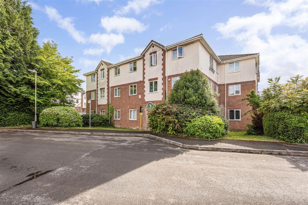 2 bed flat for saleGarden Close, Andover SP10