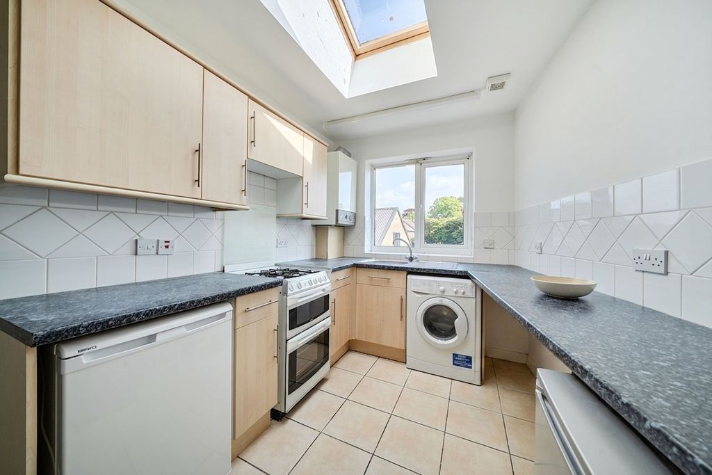 2 bed flat for saleCraddocks Parade, Ashtead KT21 photo 3