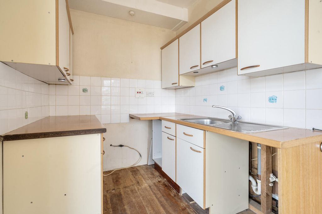1 bed flat for saleMarket Square, Axminster EX13 photo 4