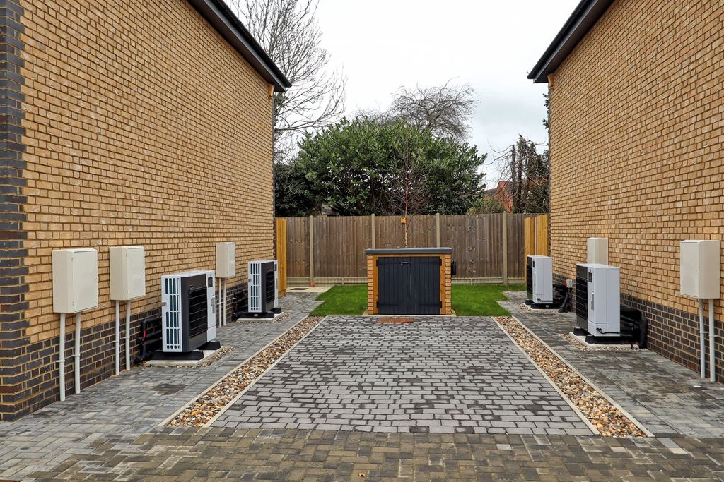 1 bed flat for saleCoxs Yard, Braintree CM7 photo 3