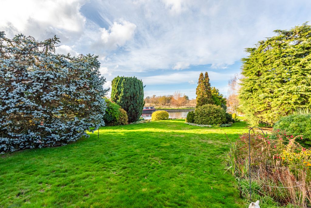 Additional image 6 of 4 bed detached bungalow for saleRiverside Avenue, Broxbourne EN10