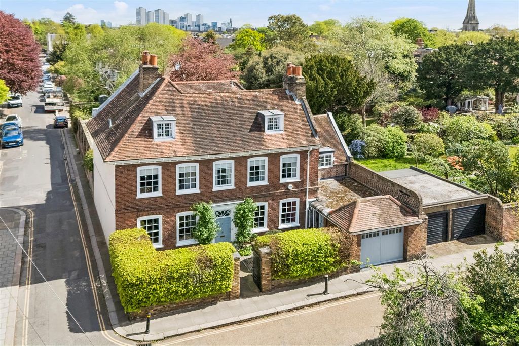 7 bed detached house for saleUpper Butts TW8