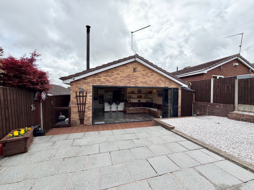 4 bed bungalow for saleNuthatch Drive, Brierley Hill DY5 photo 2