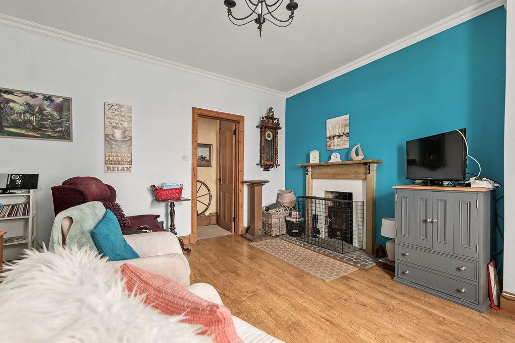 2 bed flat for saleSea Yetts, Blackness EH49 photo 5
