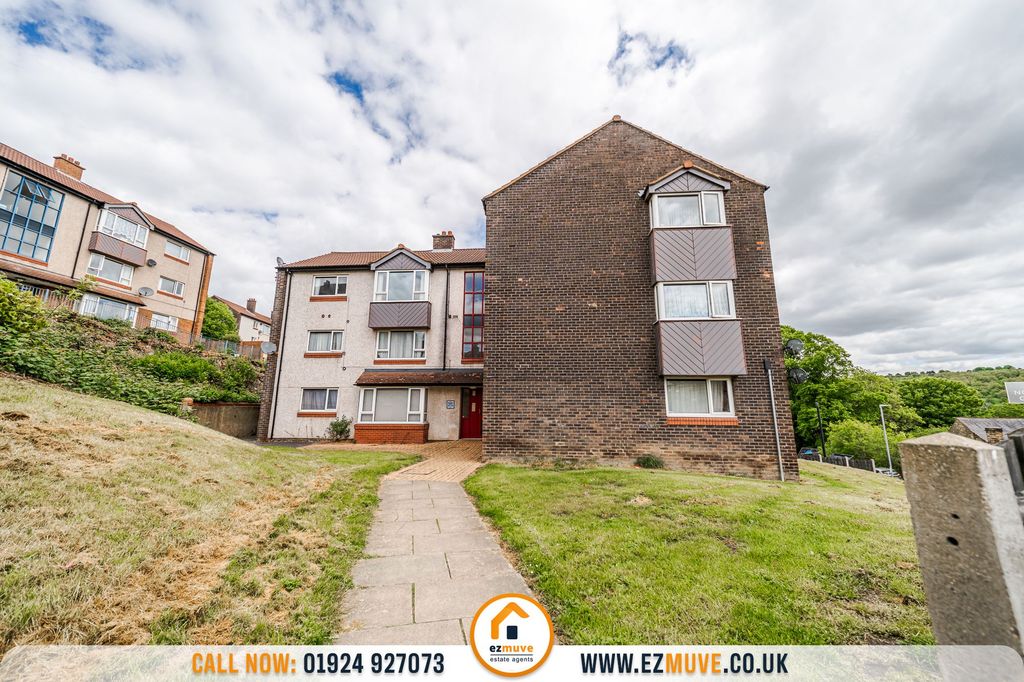 2 bed flat for saleDale Close, Batley WF17