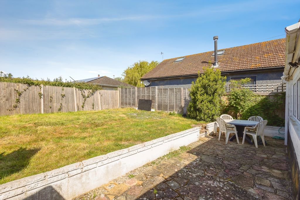 4 bed detached house for saleSea Way, Bognor Regis PO22 photo 4