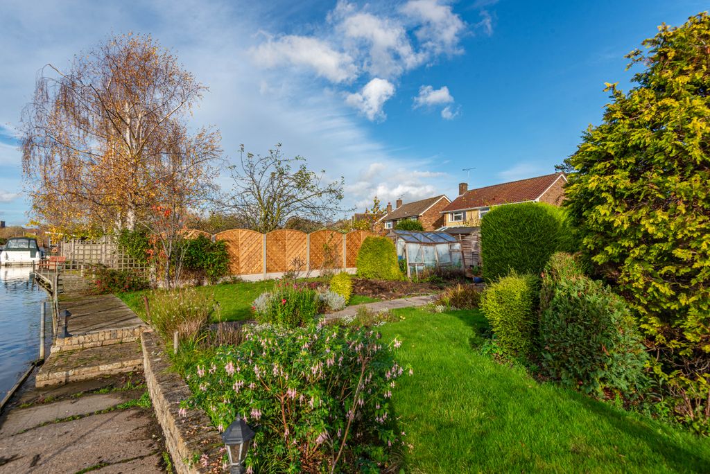 Additional image 11 of 4 bed detached bungalow for saleRiverside Avenue, Broxbourne EN10