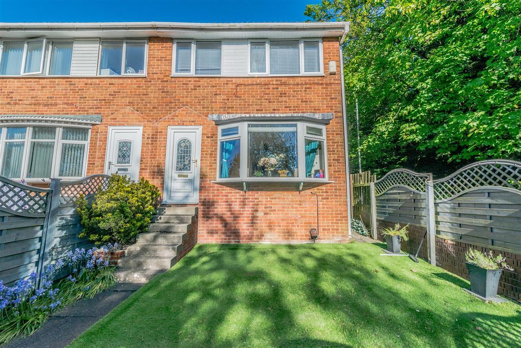 3 bed town house for saleCliffe Park Drive, Wortley, Leeds LS12