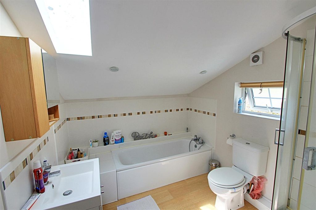 Additional image 10 of 4 bed property for saleAdrian Road, Abbots Langley WD5