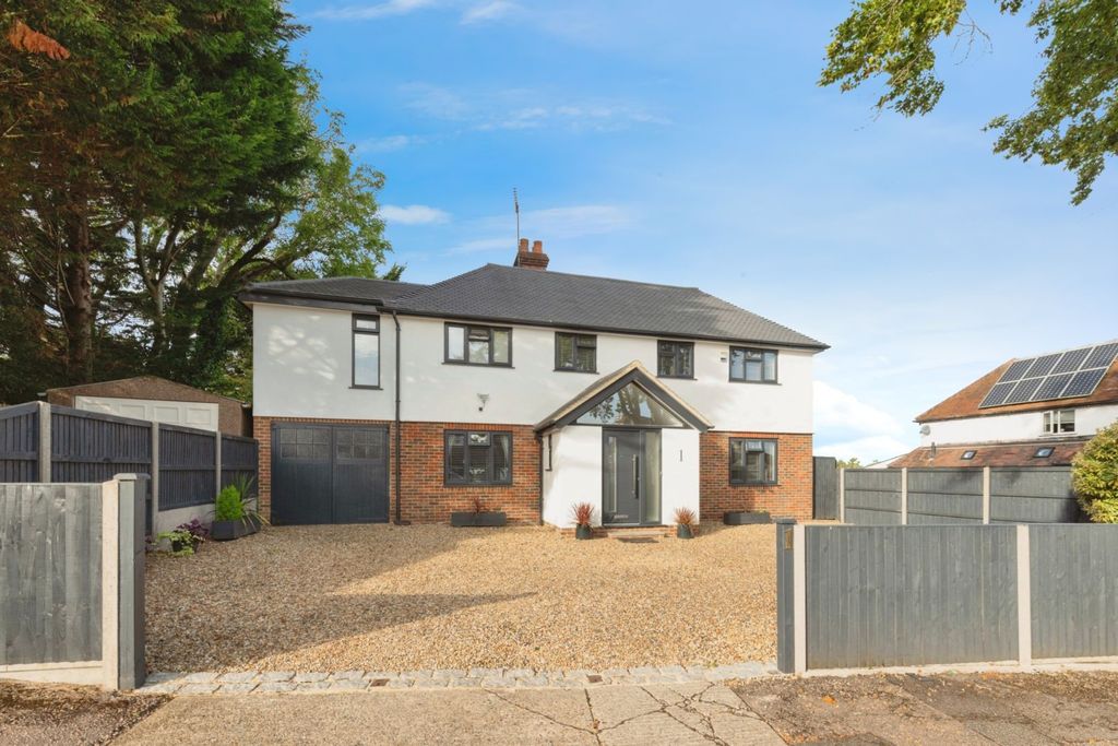 4 bed detached house for saleRoundwood Way, Banstead SM7