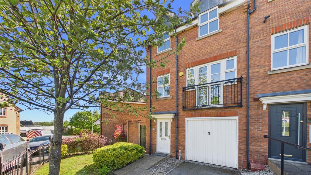4 bed town house for saleLarch Gardens, Bilston, West Midlands WV14