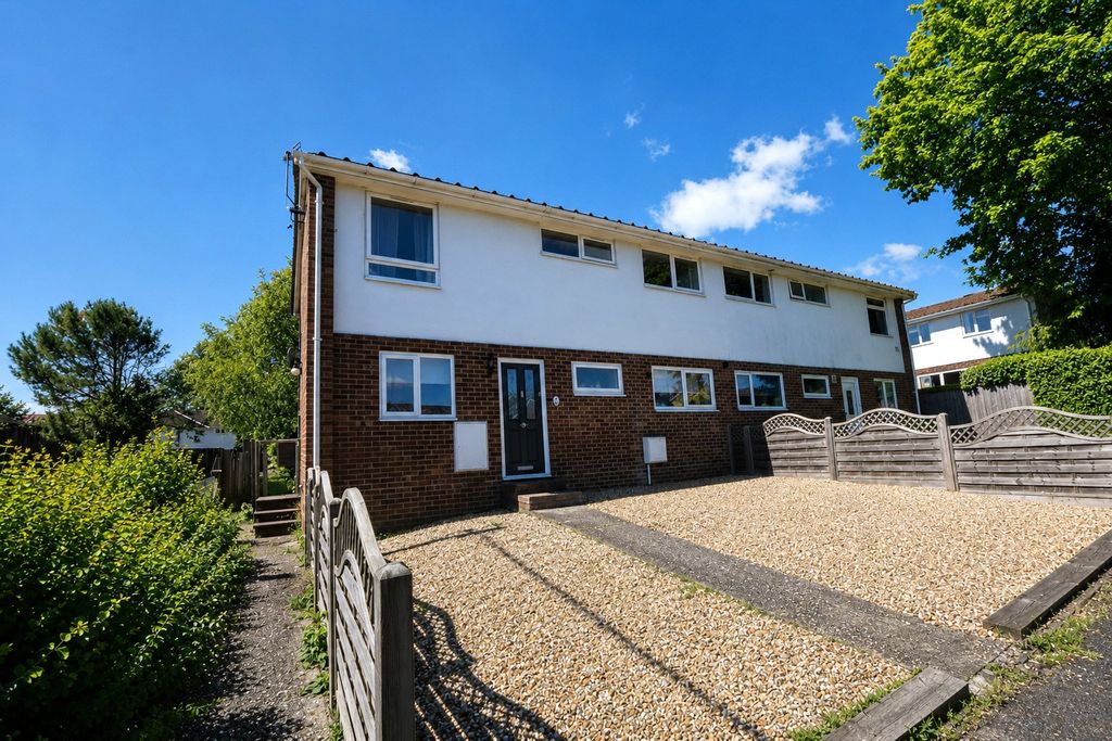 2 bed maisonette for saleBeechwood Road, Alton, Hampshire GU34