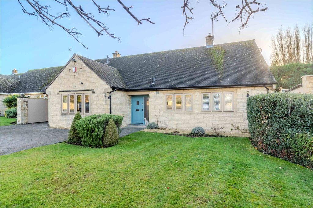 2 bed bungalow for saleLifford Gardens, Broadway, Worcestershire WR12