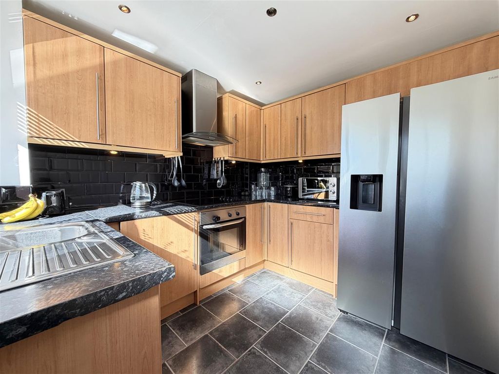 3 bed semi-detached house for saleMcpherson Drive, Bothwell, Glasgow G71 photo 4