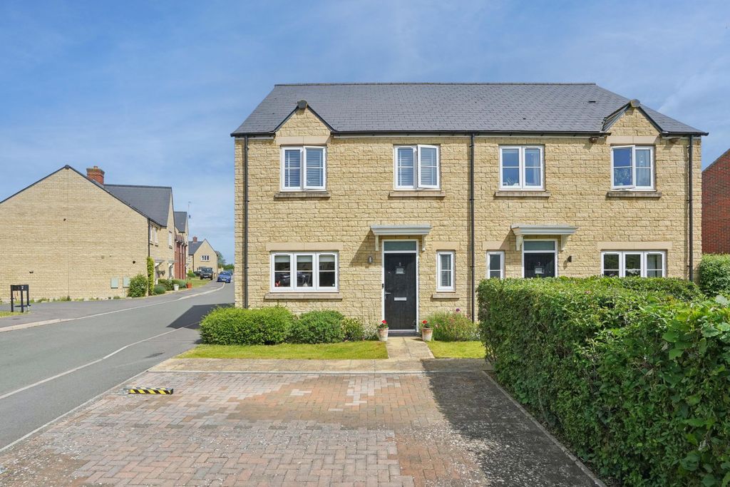 3 bed semi-detached house for saleShergold Road, Bampton OX18