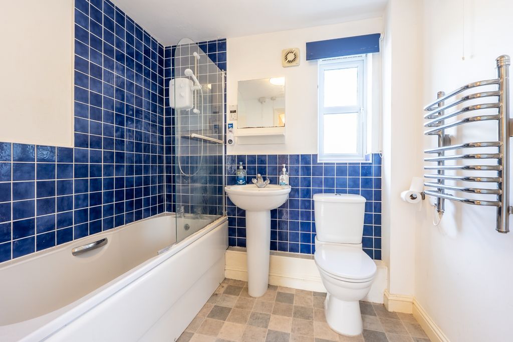 Additional image 10 of 2 bed flat for saleHeyford House, 65 Trefoil Way, Carterton, Oxfordshire OX18