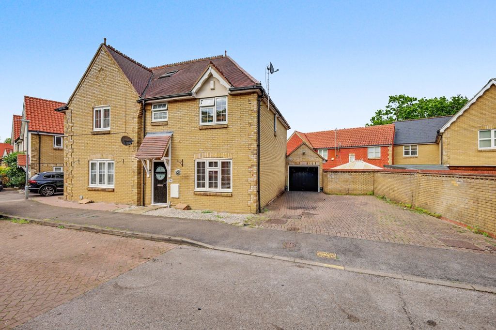 3 bed semi-detached house for saleBramble Tye, Noak Bridge SS15